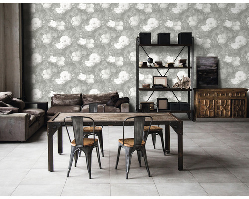 Wohnraum mit floral gemusterter Tapete, Esstisch, Stühlen, Sofa und Regal.