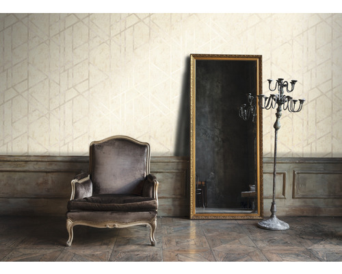 Klassisches Interieur mit Sessel, Spiegel und geometrischer Tapete für ein elegantes Raumdesign.