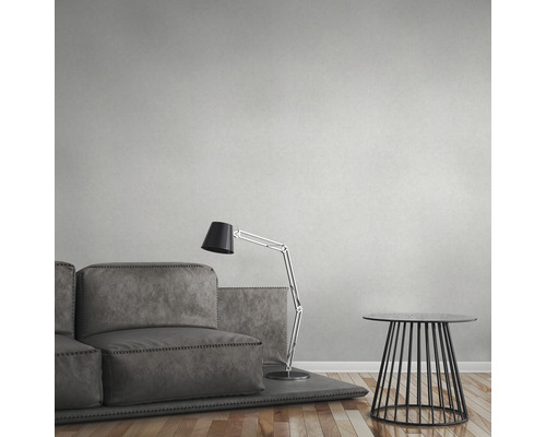 Wohnzimmer mit Sofa, Stehlampe und Beistelltisch