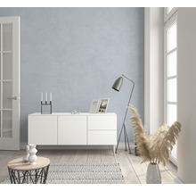Heller Raum mit strukturierten blauen Tapeten, Sideboard, Stehlampe und Fenster