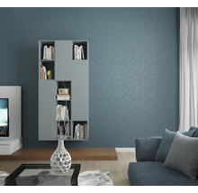 Wohnzimmer mit grauem Bücherregal, Couch und Dekoration