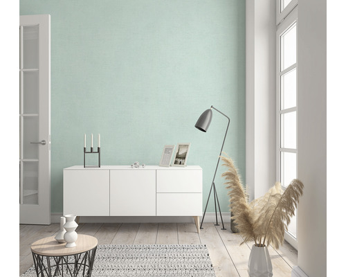 Wohnzimmer mit Sideboard, Stehlampe, Dekoration und Teppich