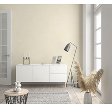 Heller Raum mit Kommode, Dekoration und Stehlampe