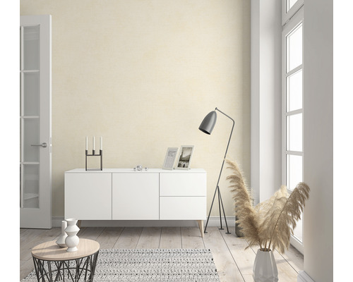 Heller Raum mit Kommode, Dekoration und Stehlampe