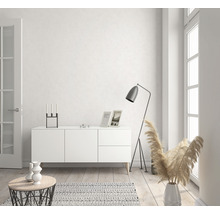 Heller Raum mit Sideboard, Stehlampe und Dekorationen