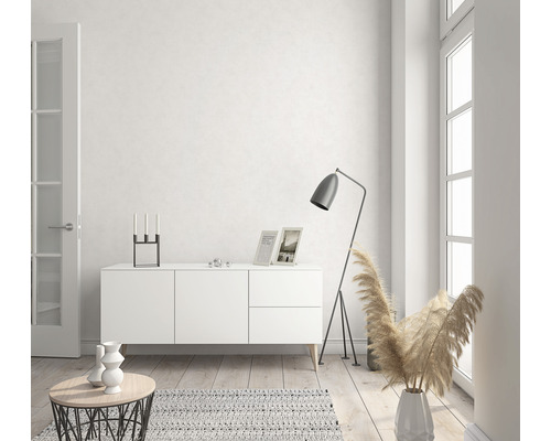 Heller Raum mit Sideboard, Stehlampe und Dekorationen