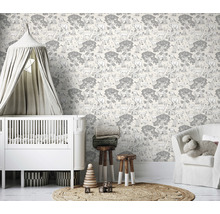 Kinderzimmer mit Wandtapete, Gitterbett und Dekoration