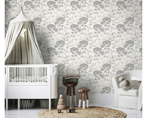 Kinderzimmer mit Wandtapete, Gitterbett und Dekoration