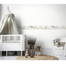 Kinderzimmer mit Wandbordüre mit Tiermotiven, Kinderbett mit Himmel und Sitzgelegenheit