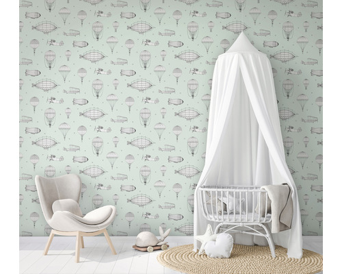 Kinderzimmer mit Luftfahrt-Tapete, Sessel und Babybett