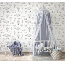 Zimmer mit Tapete mit Luftfahrtmotiven, Babybett mit Baldachin und Stuhl mit Decke