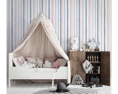 Kinderzimmer mit Bett, Baldachin, Holzschrank und Spielzeug