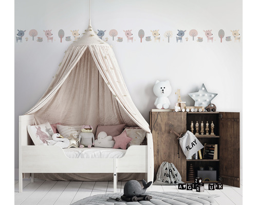 Kinderzimmer mit Bett, Baldachin, Wandbordüre und Holzschrank