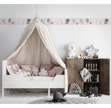 Kinderzimmer mit Himmelbett, Wandbordüre und Holzschrank mit Spielzeug