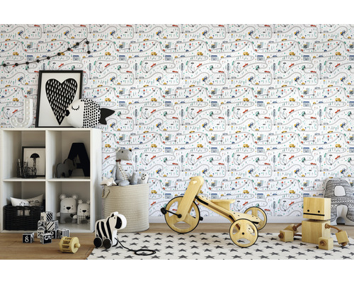 Kinderzimmer mit einer weißen Tapete mit Straßen-, Auto- und Hausmuster, einem weißen Regal, Spielzeugen und einem Teppich mit Sternmuster
