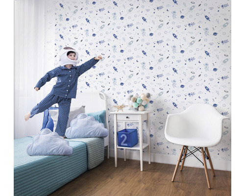 Kinderzimmer mit Weltraumtapete, Bett und spielendem Kind im Astronautenkostüm