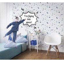 Kinderzimmer mit Weltraumtapete, Bett, Nachttisch und Sessel
