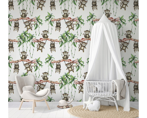 Kinderzimmer mit Affenmuster-Tapete, Babybett und Sessel