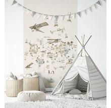 Kinderzimmer mit Weltkarten Tapete, Spielzelt und Aufbewahrungskörben.