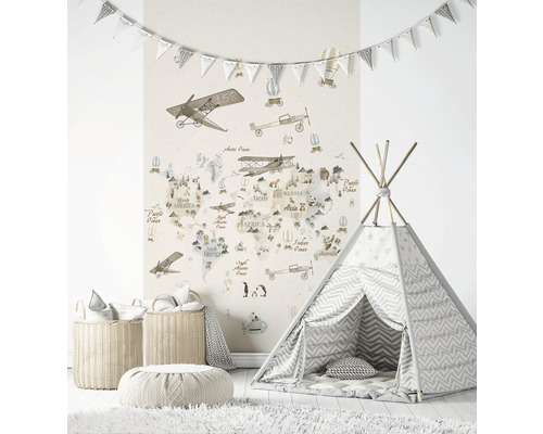 Kinderzimmer mit Weltkarten Tapete, Spielzelt und Aufbewahrungskörben.