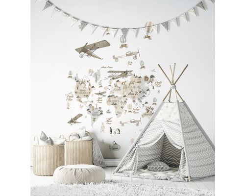 Kinderzimmer mit Weltkarte, Spielzelt, Körben und Dekoration
