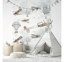 Kinderzimmer mit Flugzeug- und Ballonwandbild, Spielzelt und Aufbewahrungskörben.