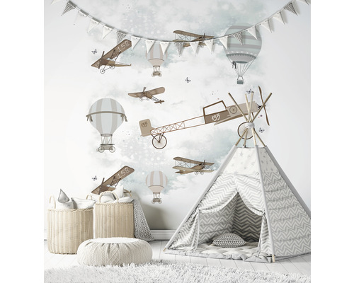 Kinderzimmer mit Flugzeug- und Ballonwandbild, Spielzelt und Aufbewahrungskörben.