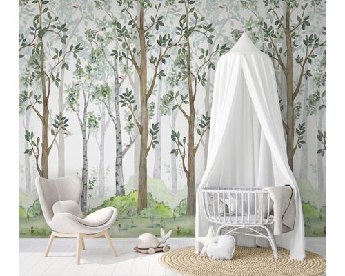 Kinderzimmer mit Waldtapete, Kinderbett und Sessel
