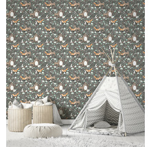 Raum mit Waldtiertapete, Tipi, Körben und Teppich
