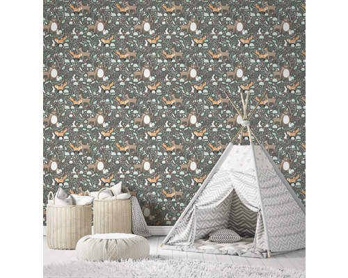 Raum mit Waldtiertapete, Tipi, Körben und Teppich