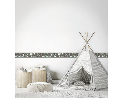 Kinderzimmer mit gemusterter Bordüre, Spielzelt, Kissen und Körben
