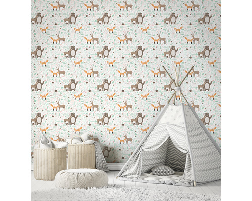 Kinderzimmer mit Tipi, Aufbewahrungskörben und Tapete mit Tiermotiven
