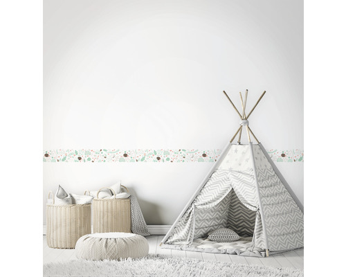Kinderzimmer mit Tierbordüre, Spielzelt und Aufbewahrungskörben