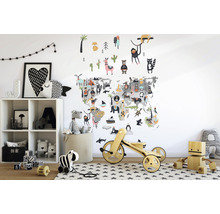 Kinderzimmer mit Weltkarte als Wandtattoo, Spielzeugregal und Holzspielzeug
