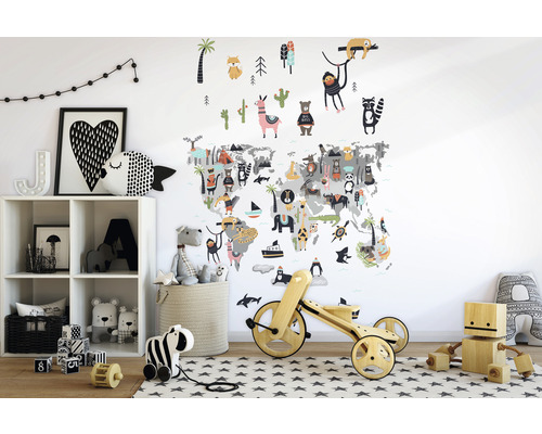 Kinderzimmer mit Weltkarte als Wandtattoo, Spielzeugregal und Holzspielzeug