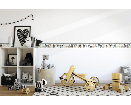 Dekoriertes Kinderzimmer mit Bordüre, Spielzeug und Regal.