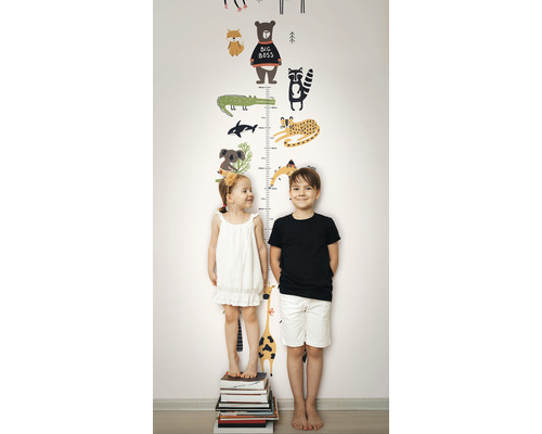 Kinderzimmer mit Wandtattoo Messlatte und zwei Kindern