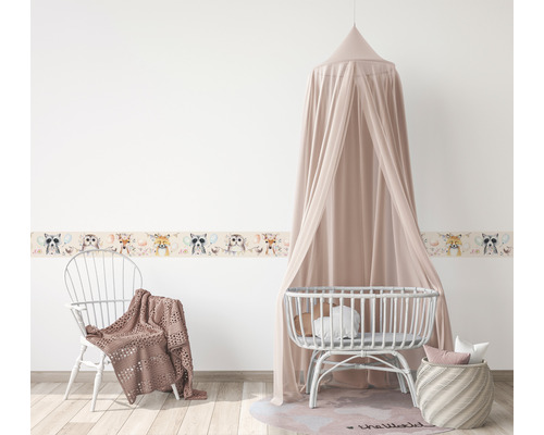 Kinderzimmer mit Bordüre, Babybett und Stuhl