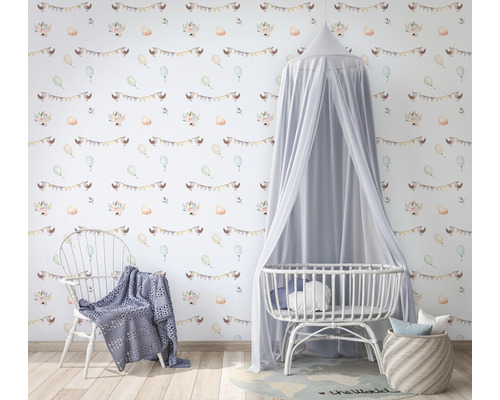 Dekoriertes Kinderzimmer mit Babybett, Stuhl und gemusterter Tapete