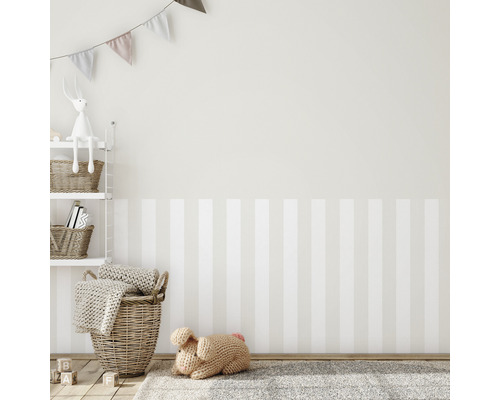 Kinderzimmer mit Spielzeug, Regal und gestreifter Wand