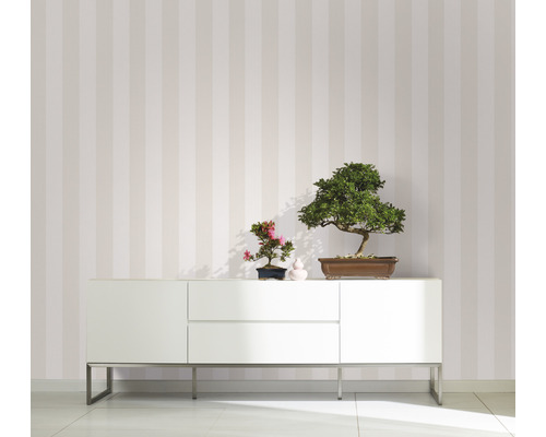Modernes Zimmer mit gestreifter Tapete, weißem Sideboard und Bonsai Pflanzen