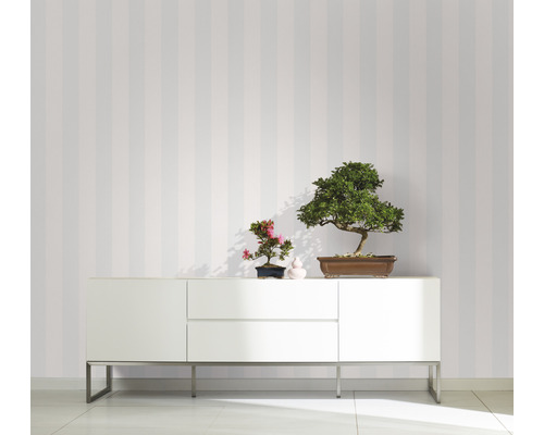 Einrichtungsidee mit gestreifter Tapete und Sideboard mit Bonsai Pflanzen