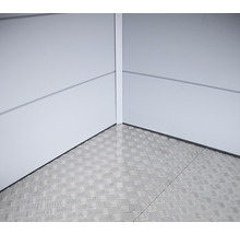 Detailansicht Garagenboden mit Riffelblech und Wandanschluss