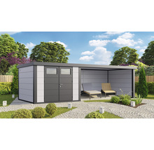 Gartenhaus mit Terrasse und zwei Liegestühlen im Garten