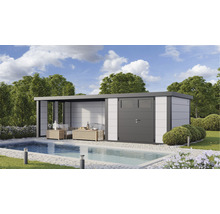 Gartenszene mit Pool und Gerätehaus mit Überdachung und Sitzbereich