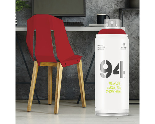 Rote Stuhl lackiert mit Sprühfarbe neben einer Spraydose.