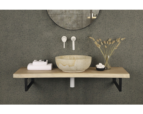 Badezimmer Waschbecken mit Armaturen, Handtüchern, Dekoration und Spiegel auf einer Holzkonsole