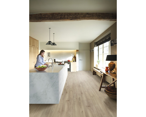 Heller Raum mit Küche und Holzbalkendecke, Laminatboden