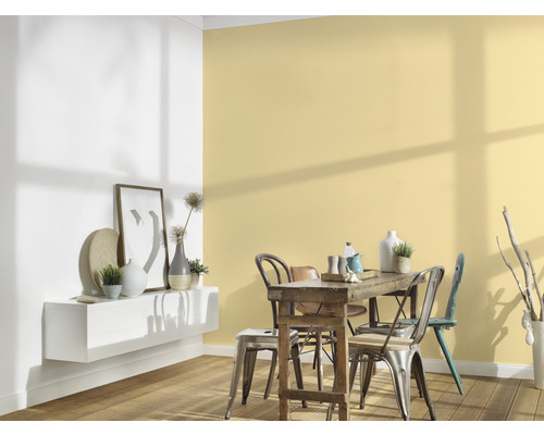 Esszimmer mit Holztisch, Metallstühlen und Wandregal in hellem Ambiente.