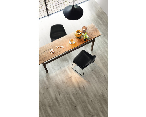 Innenraum mit Esstisch, Stühlen und Bodenbelag